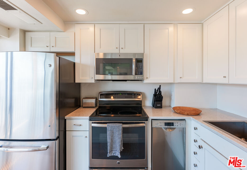 999 N Doheny Dr Unit: 211