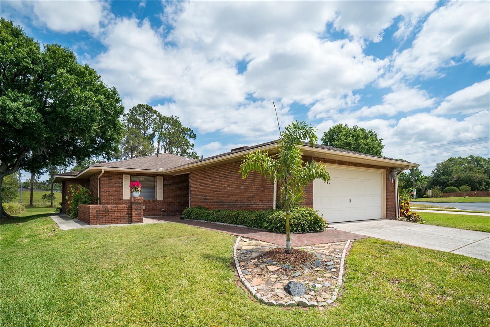 423 LAKE CAROLYN CIR