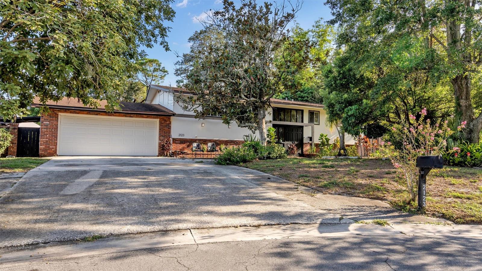 2123 LAKE BENTLEY CT
