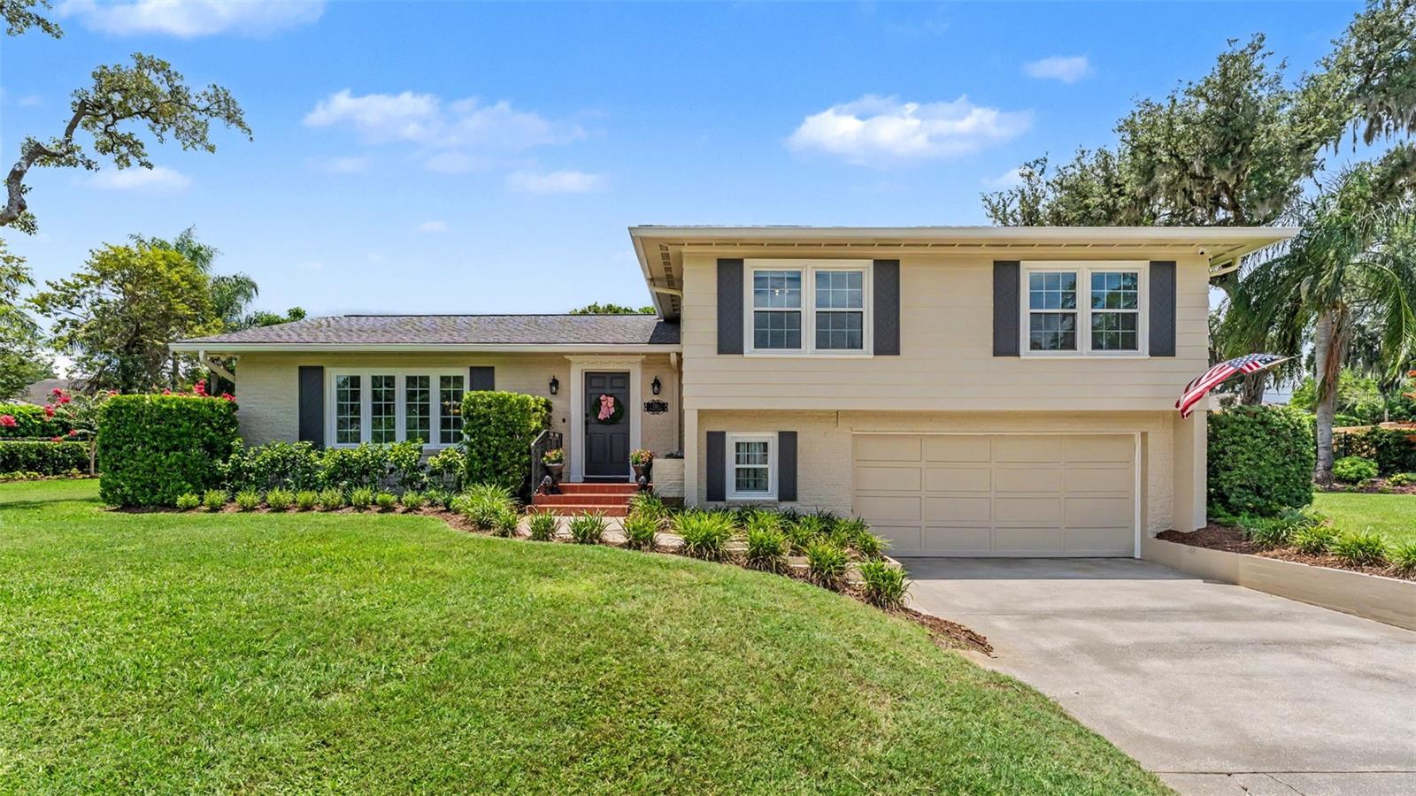 715 LAUREL LN