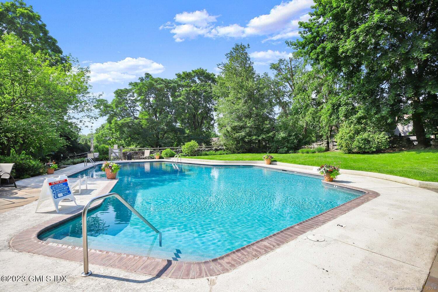 523 West Lyon Farm Drive 523