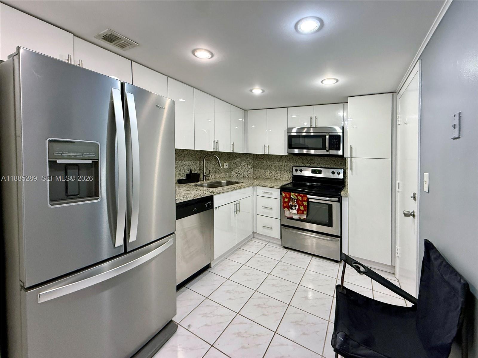 5005 Collins Ave # 523