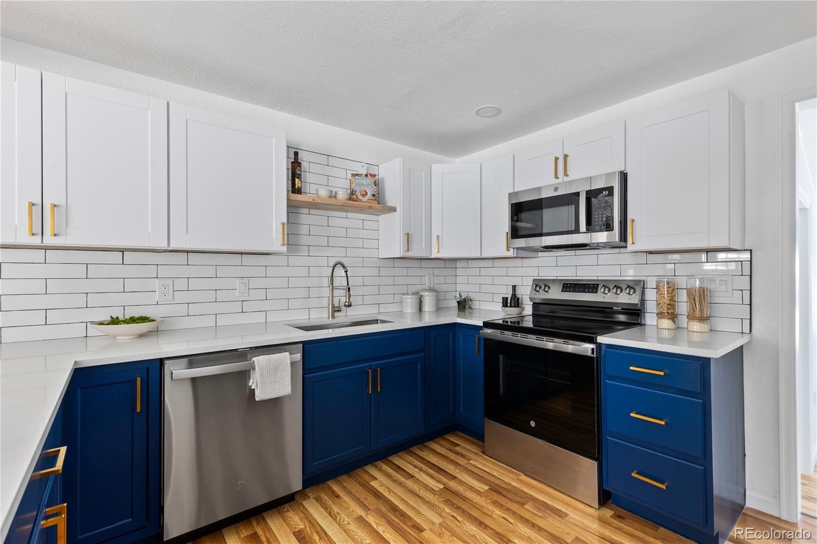 2756 S Hooker Street