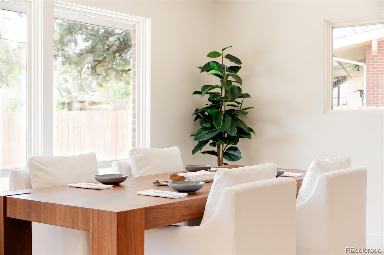 5882 W Chestnut Avenue