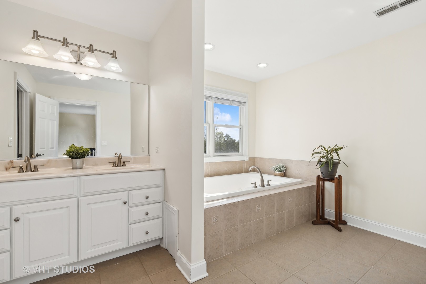 1707 Vivian Way Court