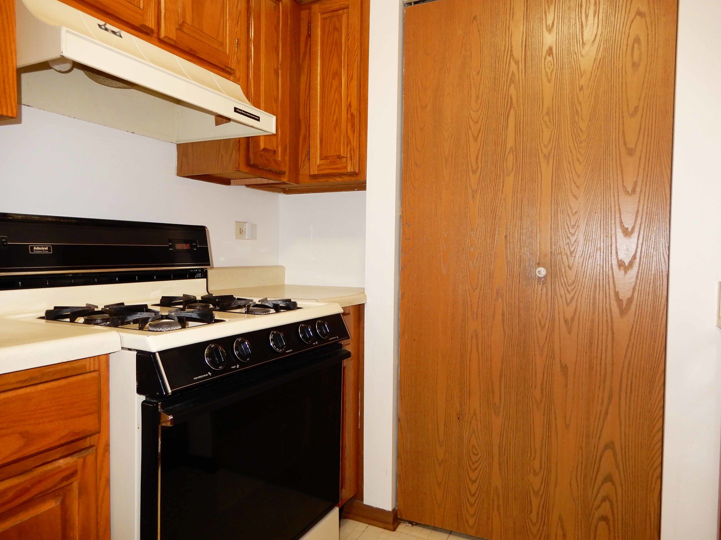 221B Uteg Street Unit: B