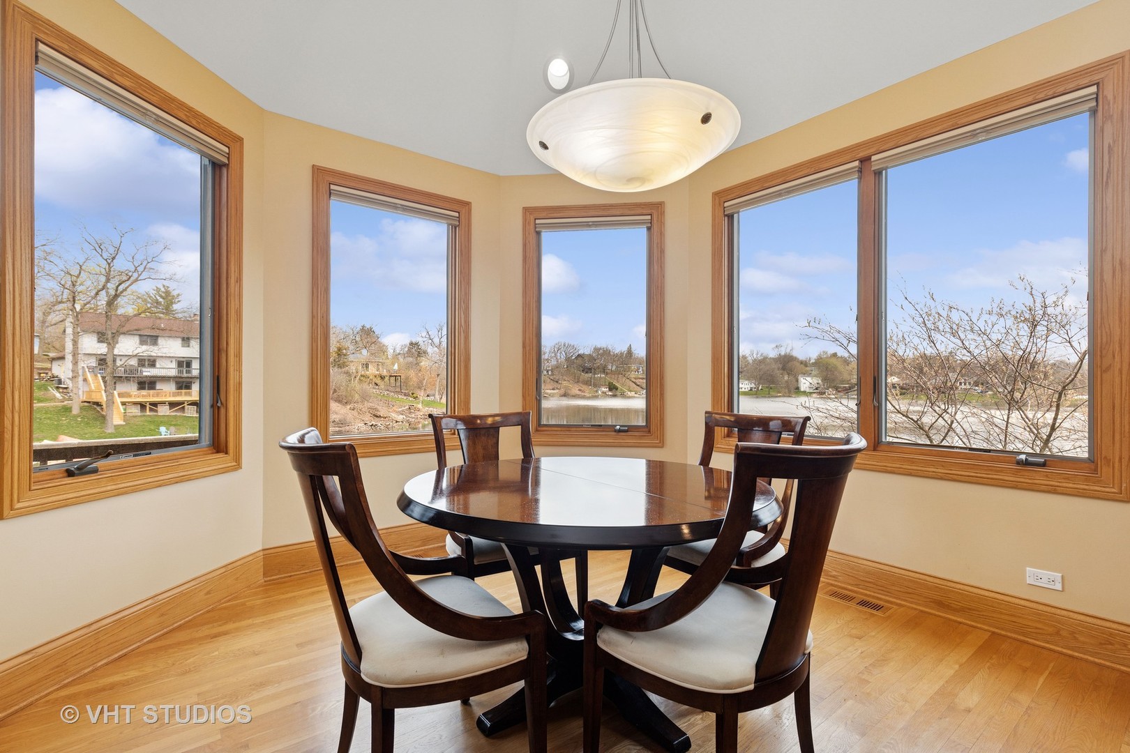 6107 Lake Shore Drive