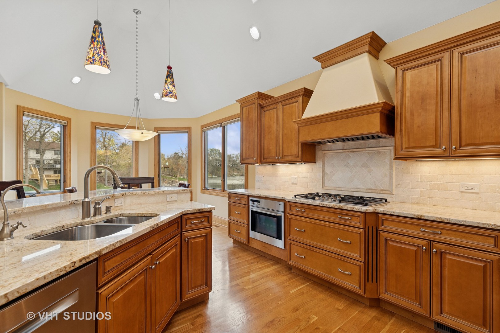 6107 Lake Shore Drive