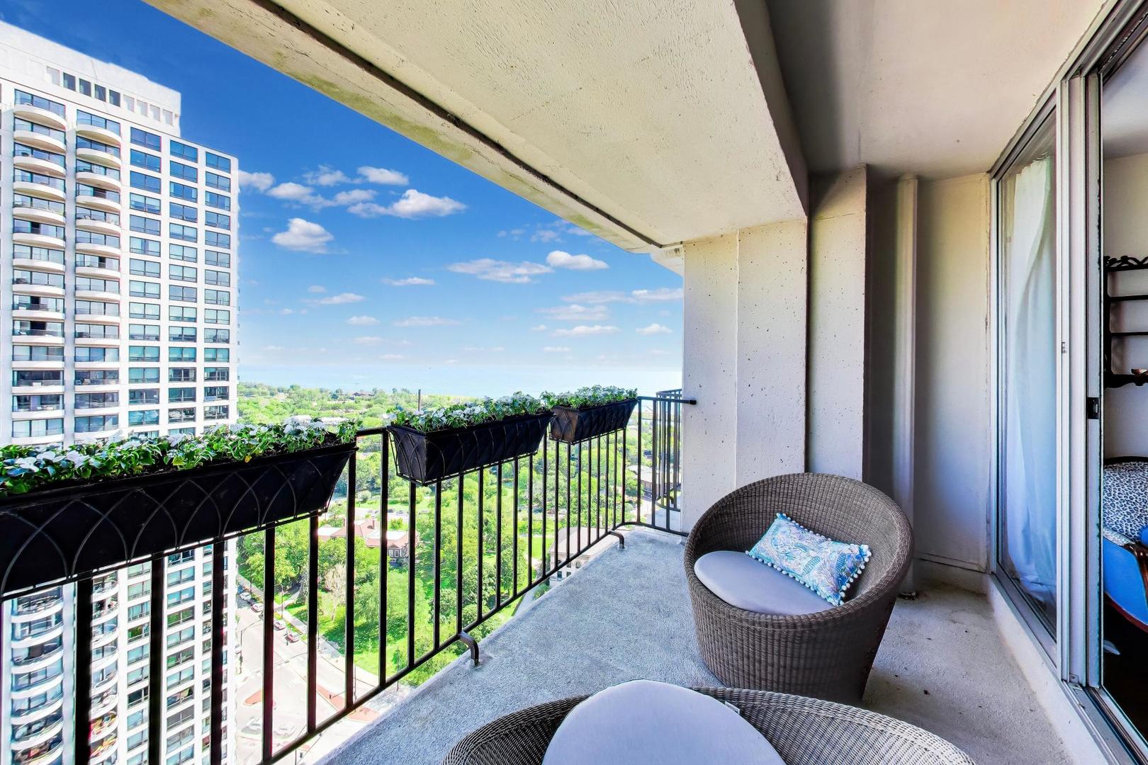1960 N Lincoln Park West Unit: 2911
