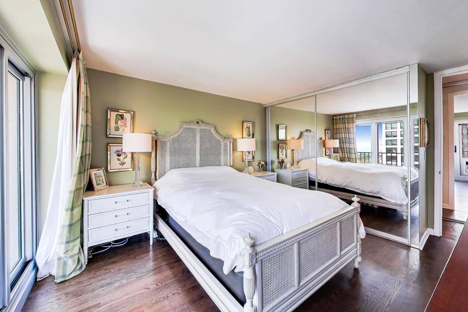 1960 N Lincoln Park West Unit: 2911