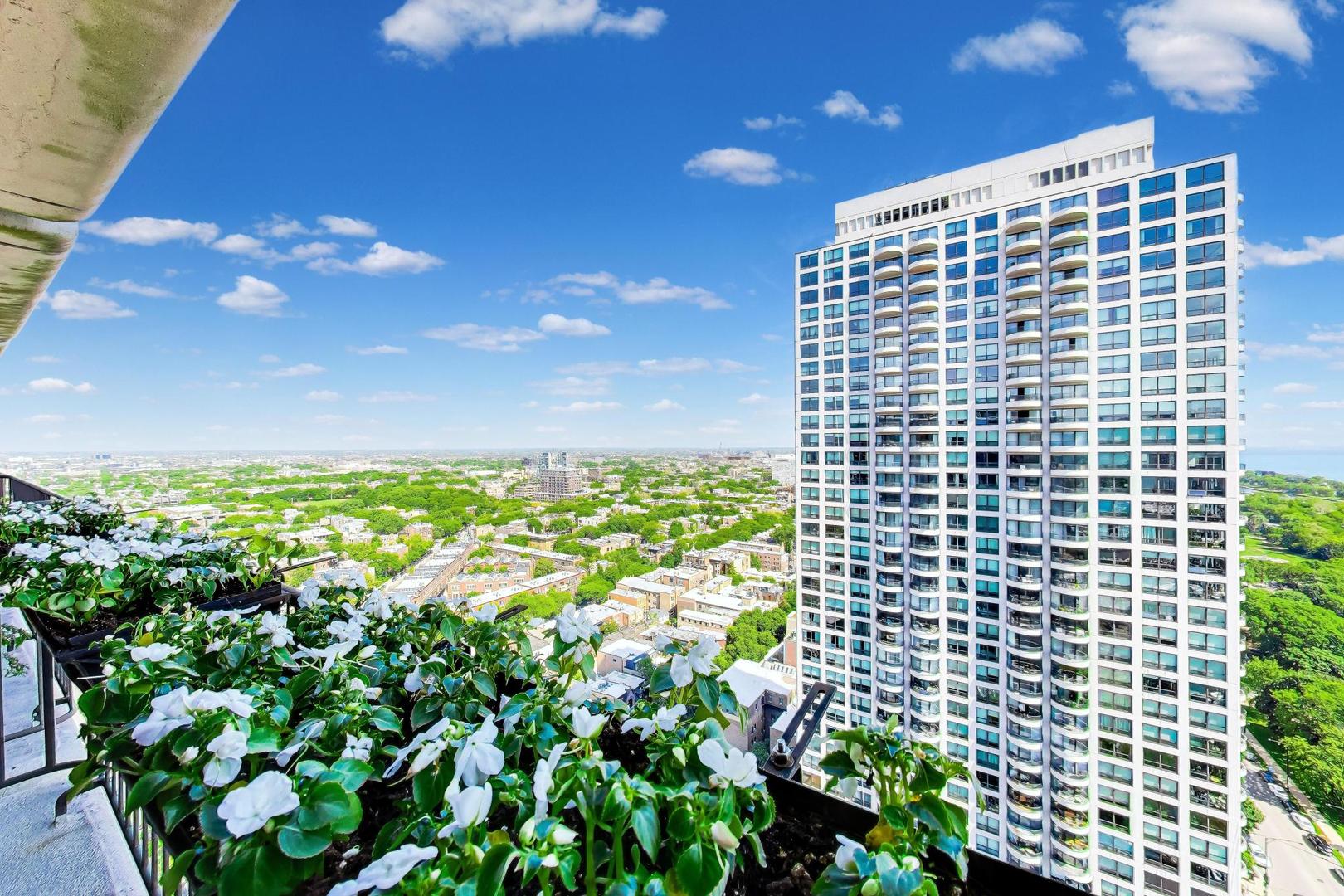 1960 N Lincoln Park West Unit: 2911