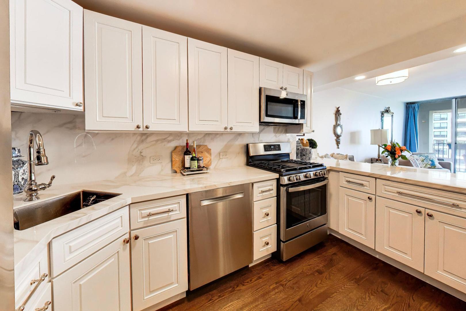 1960 N Lincoln Park West Unit: 2911