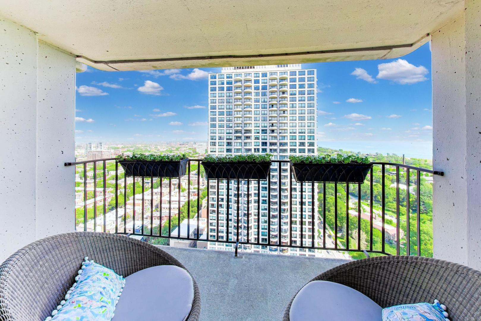 1960 N Lincoln Park West Unit: 2911