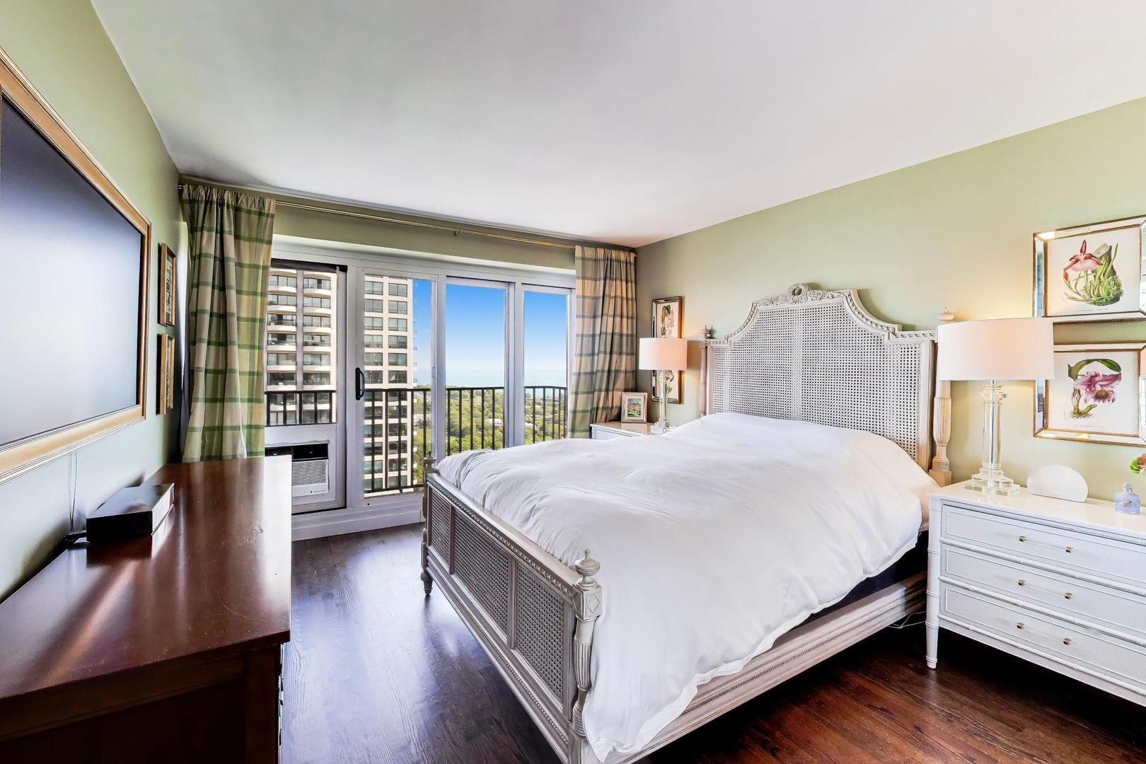 1960 N Lincoln Park West Unit: 2911