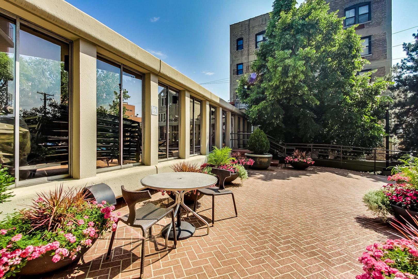 1960 N Lincoln Park West Unit: 2911