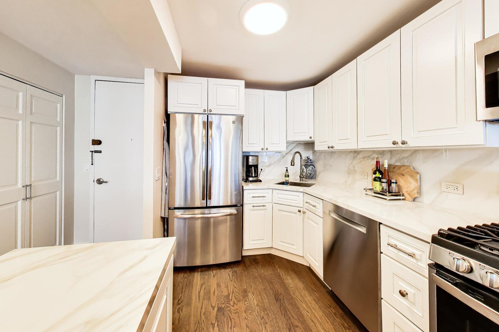 1960 N Lincoln Park West Unit: 2911