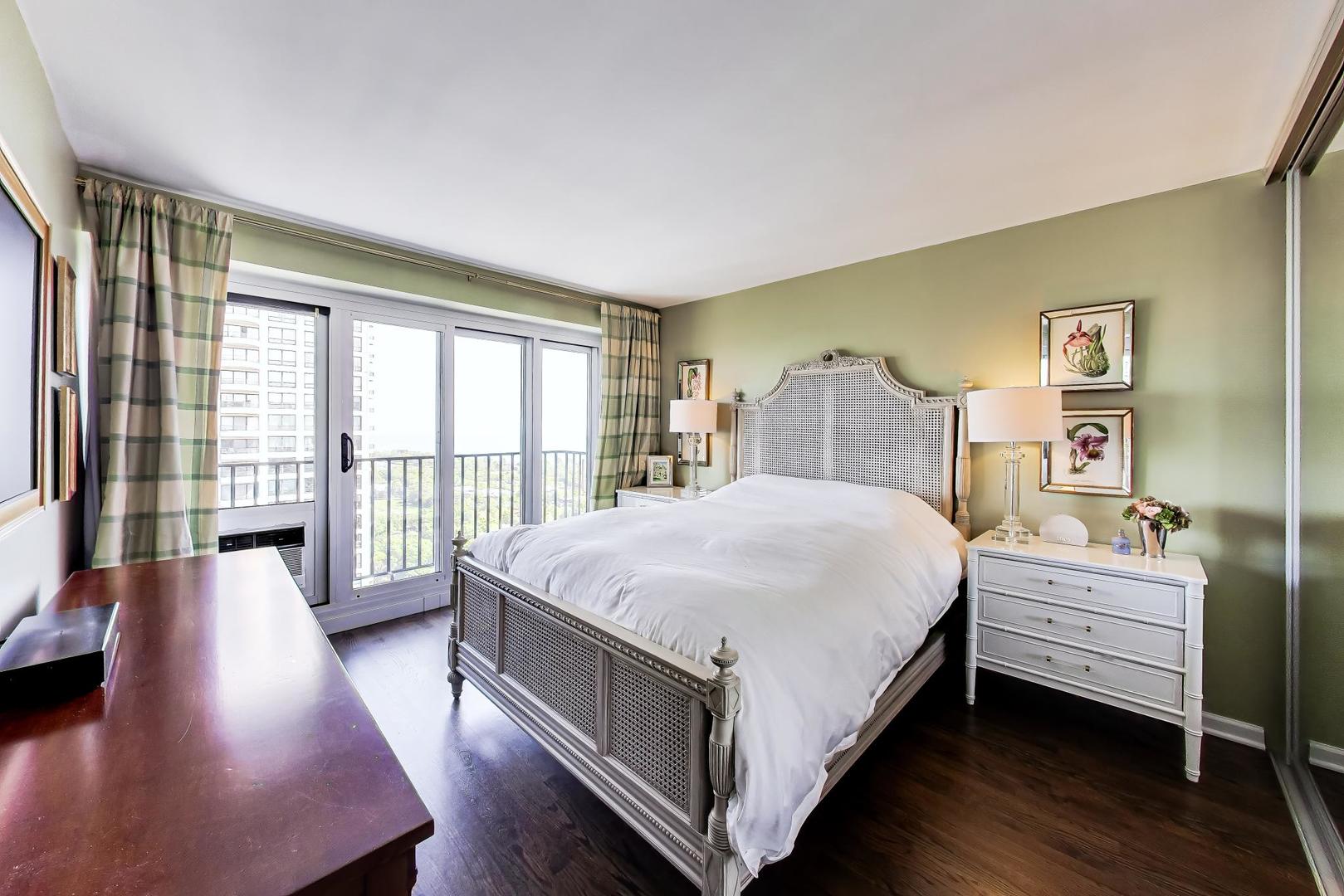 1960 N Lincoln Park West Unit: 2911
