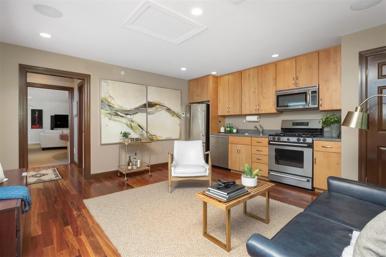 110 N Newstead Avenue Unit: 304