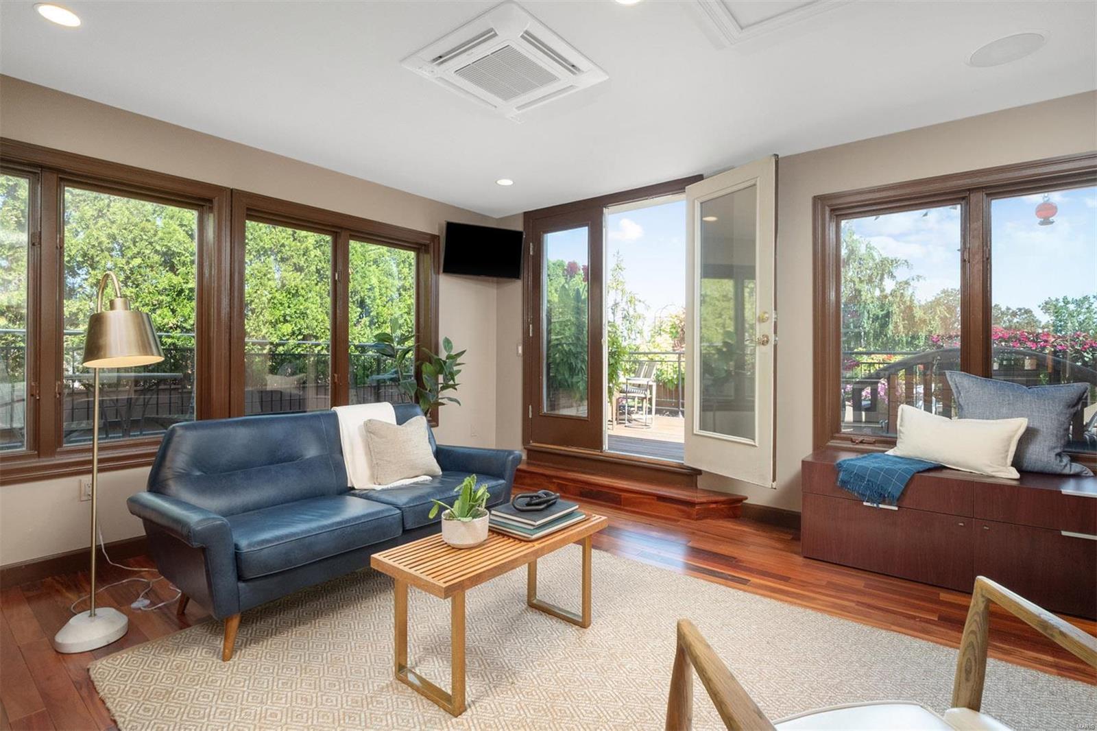 110 N Newstead Avenue Unit: 304