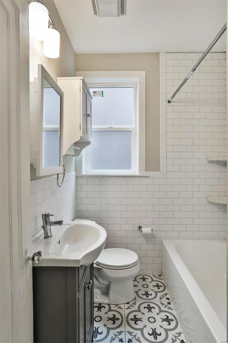 7125 Dartmouth Avenue Unit: 2F
