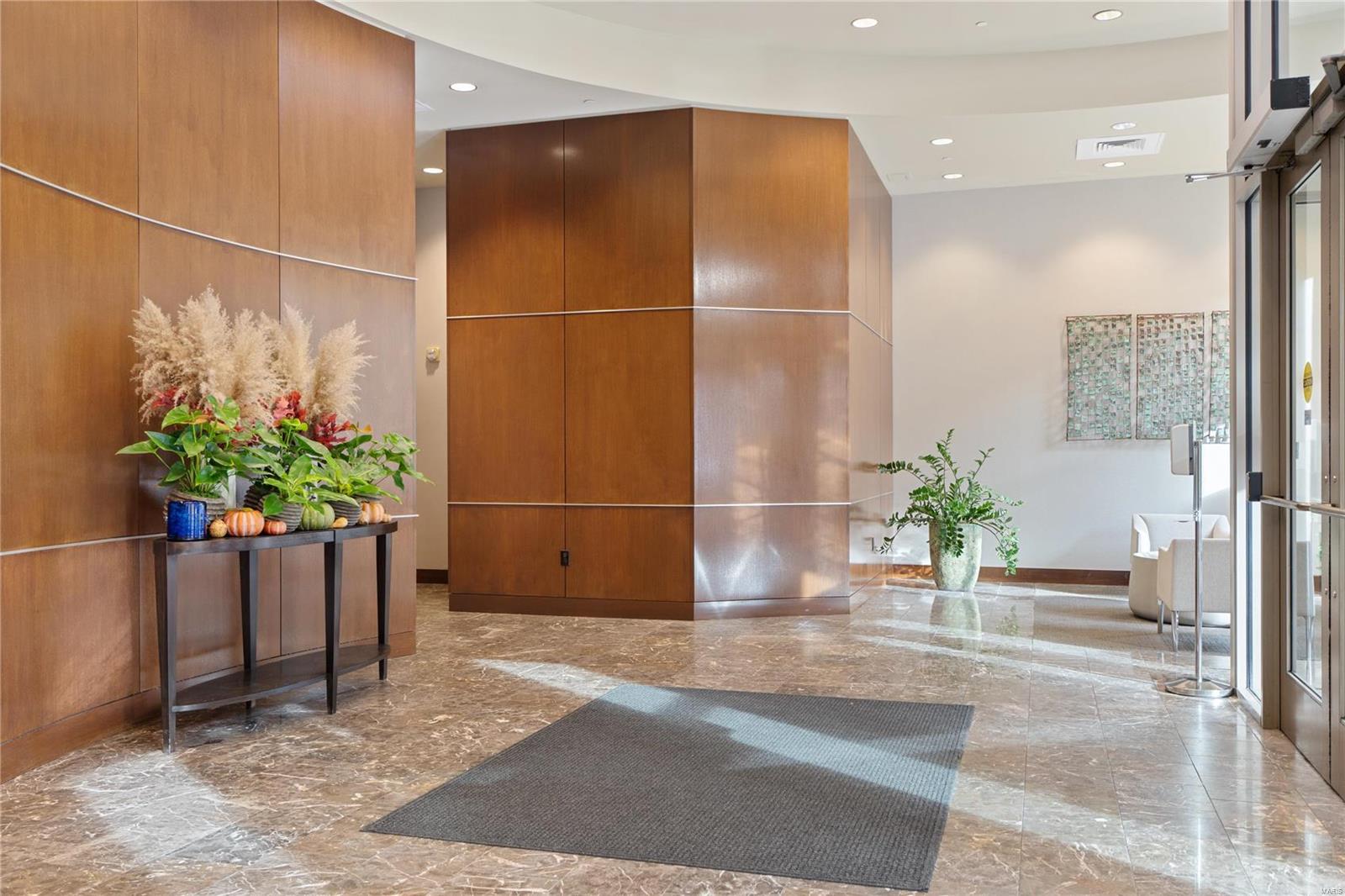 4909 Laclede Avenue Unit: 1306