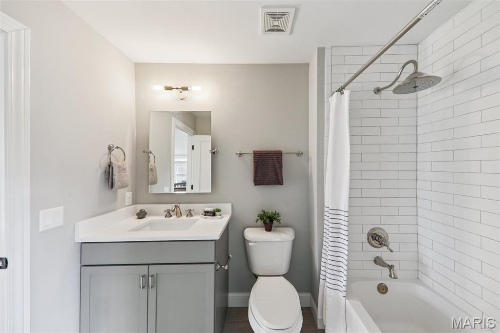 115 Ladue Pine Woods Place