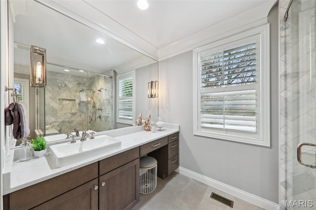 115 Ladue Pine Woods Place