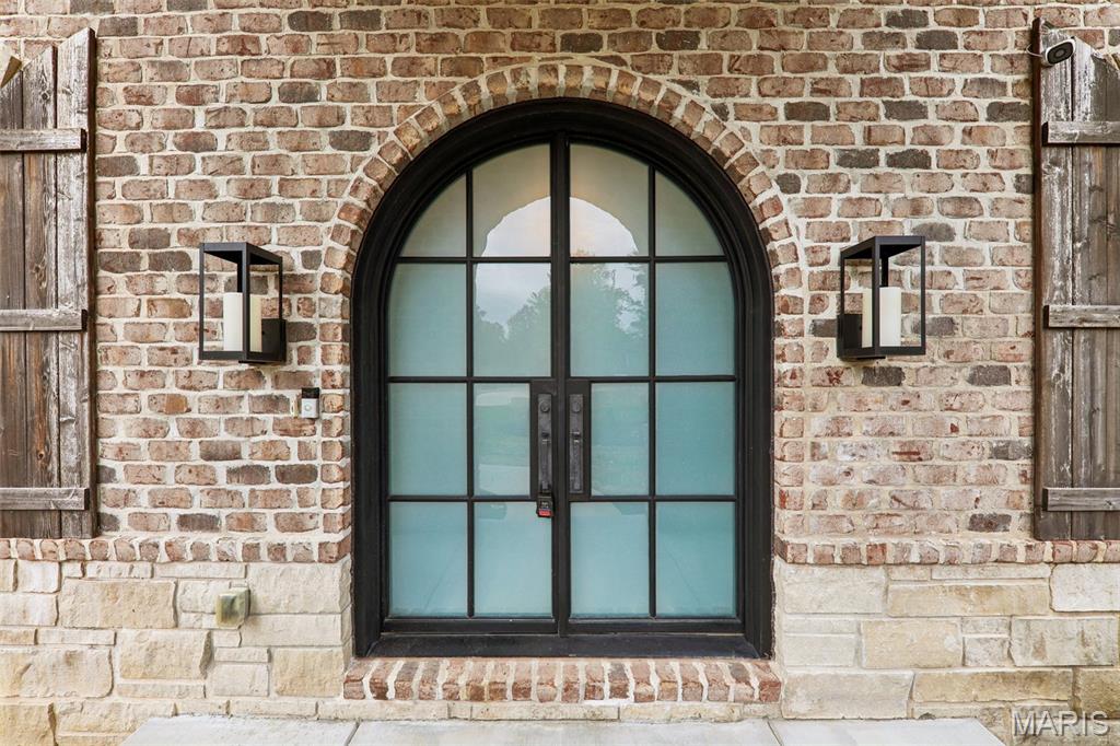 115 Ladue Pine Woods Place