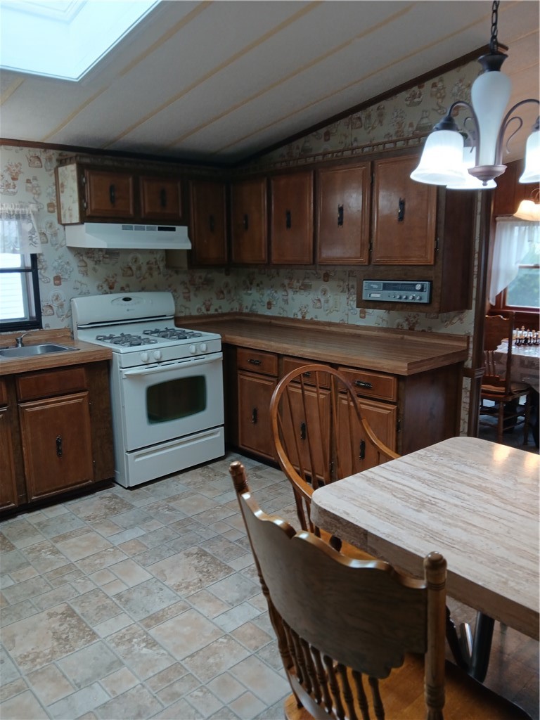 195 Tupper Way 195