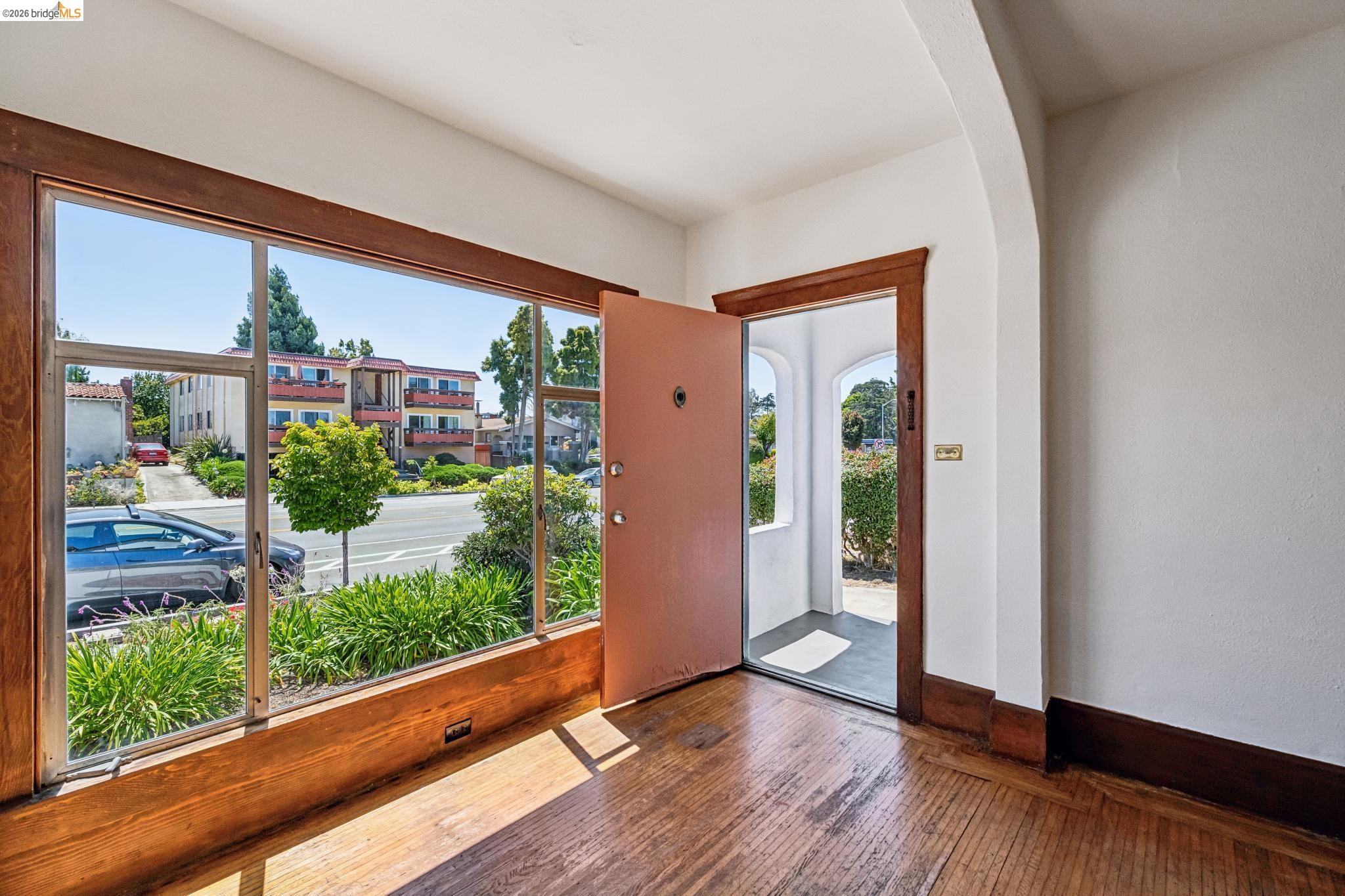 1129 Marin Ave