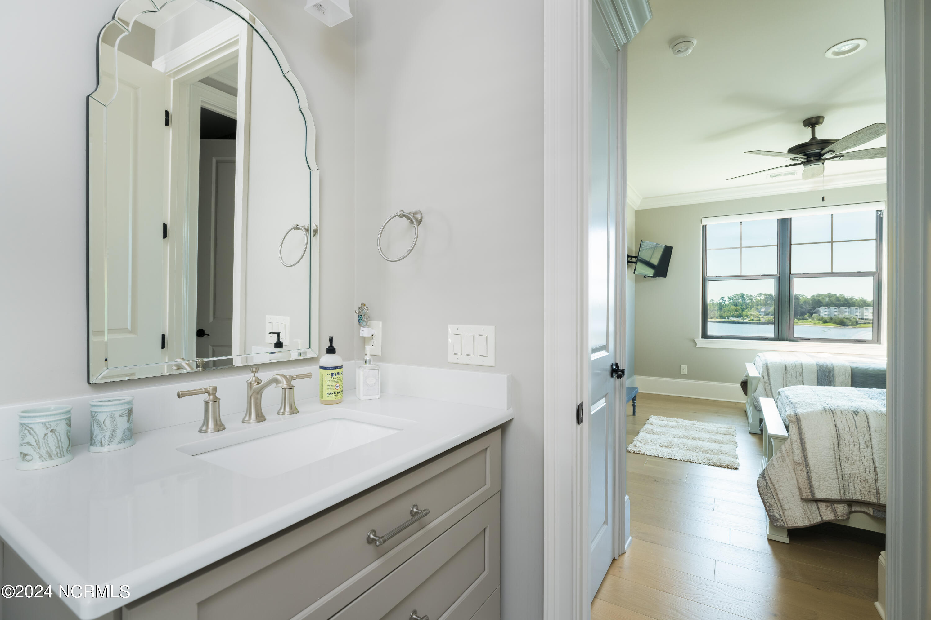 2544 Mariners Way SE