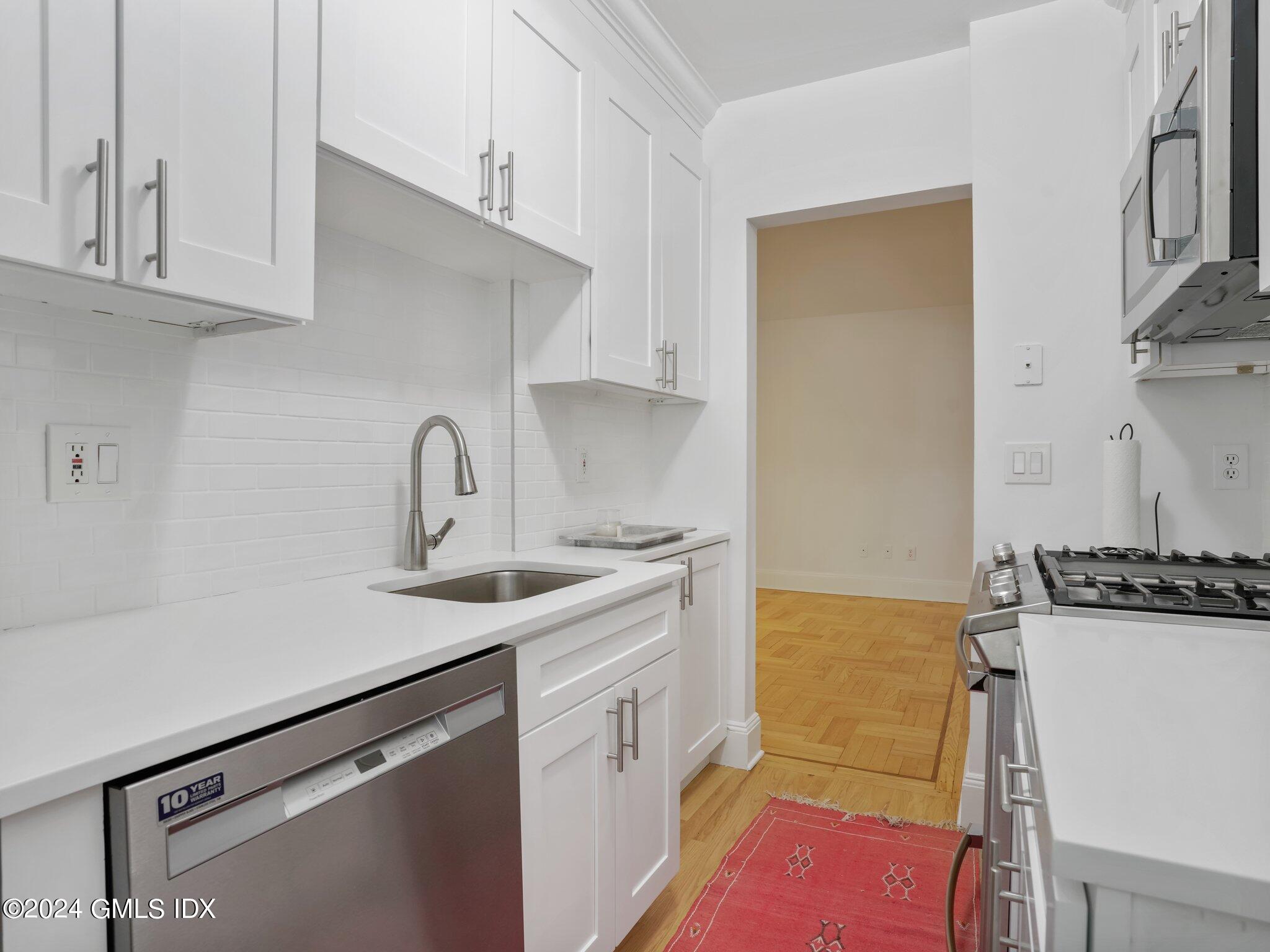 25 W Elm Street, 12