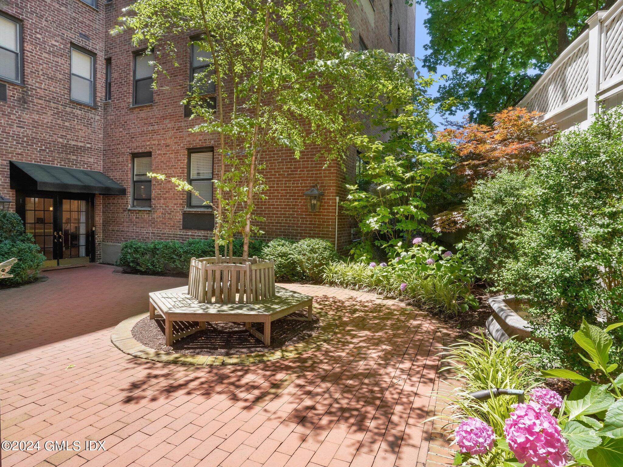 25 W Elm Street, 12
