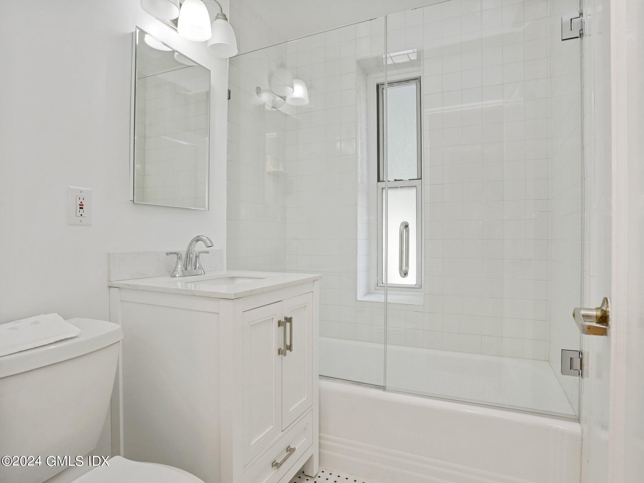 25 W Elm Street, 12