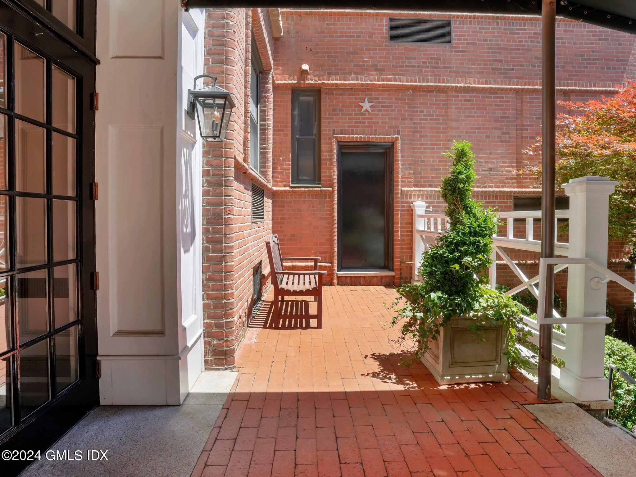 25 W Elm Street, 12