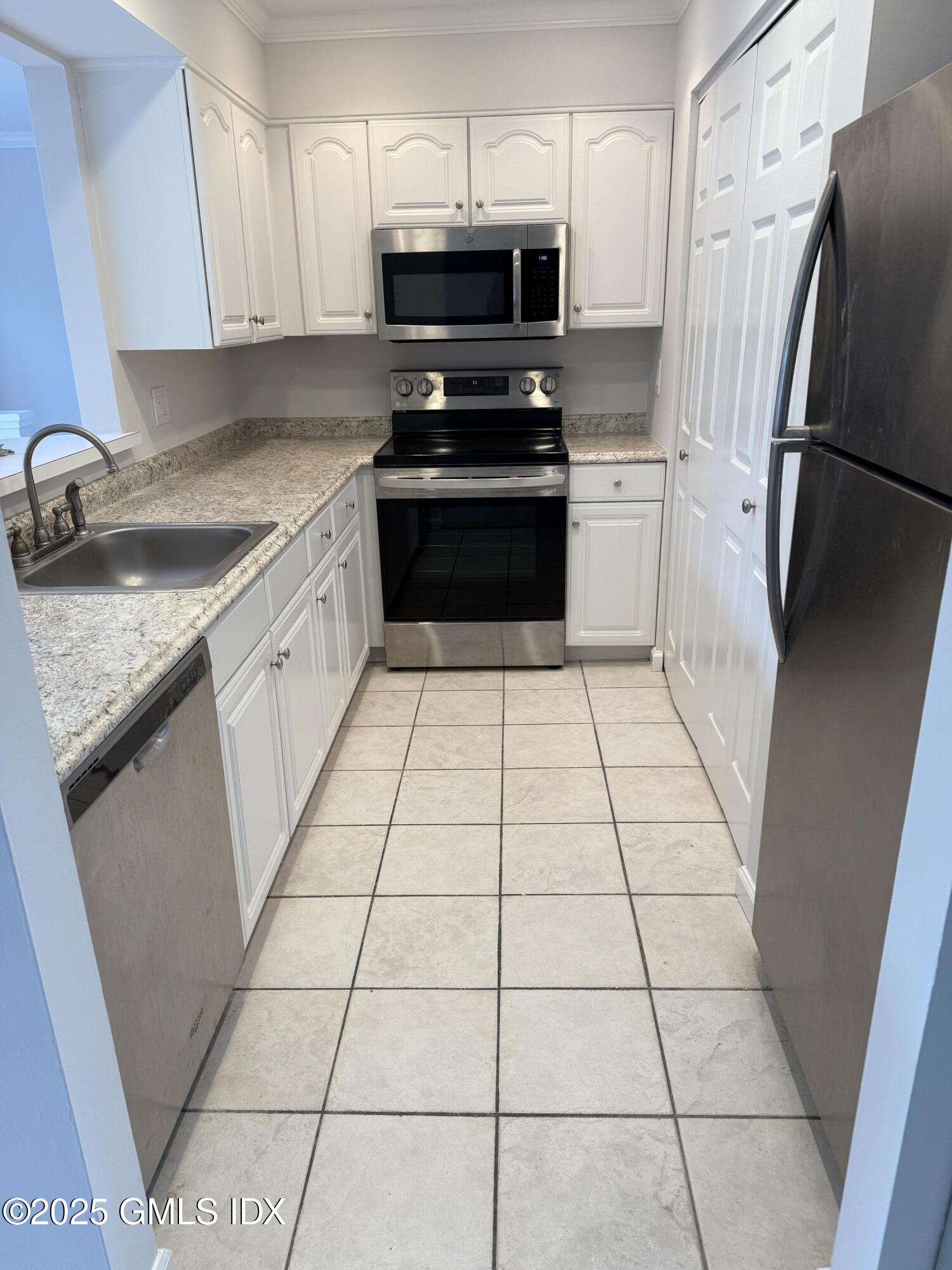 1465 E Putnam Avenue 326