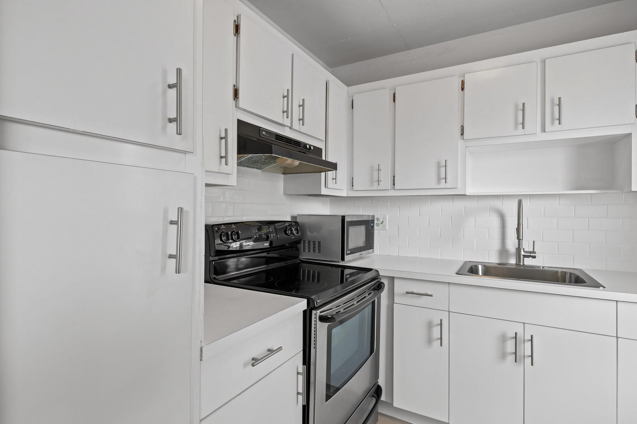 2555 NE 11th St 806