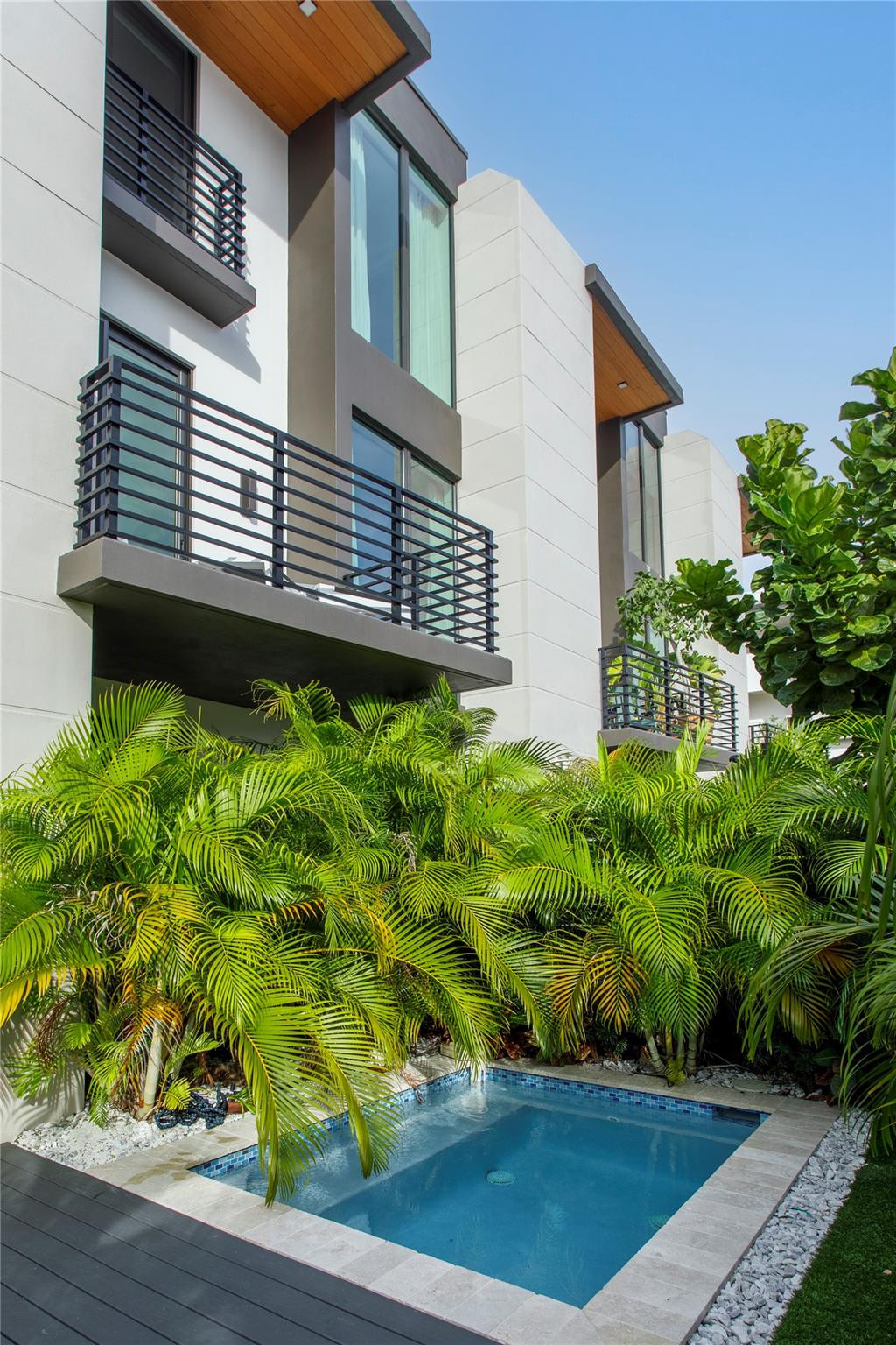 1044 N Victoria Park Rd