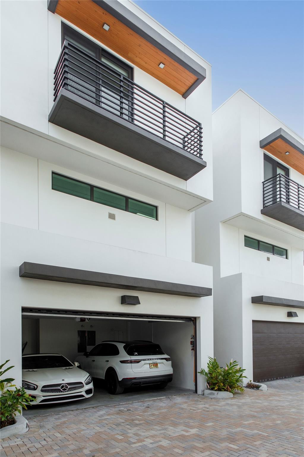 1044 N Victoria Park Rd