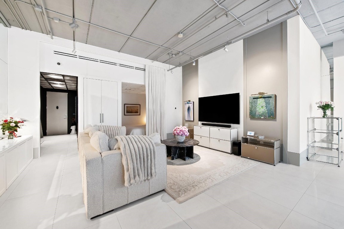 425 N Andrews Ave 206