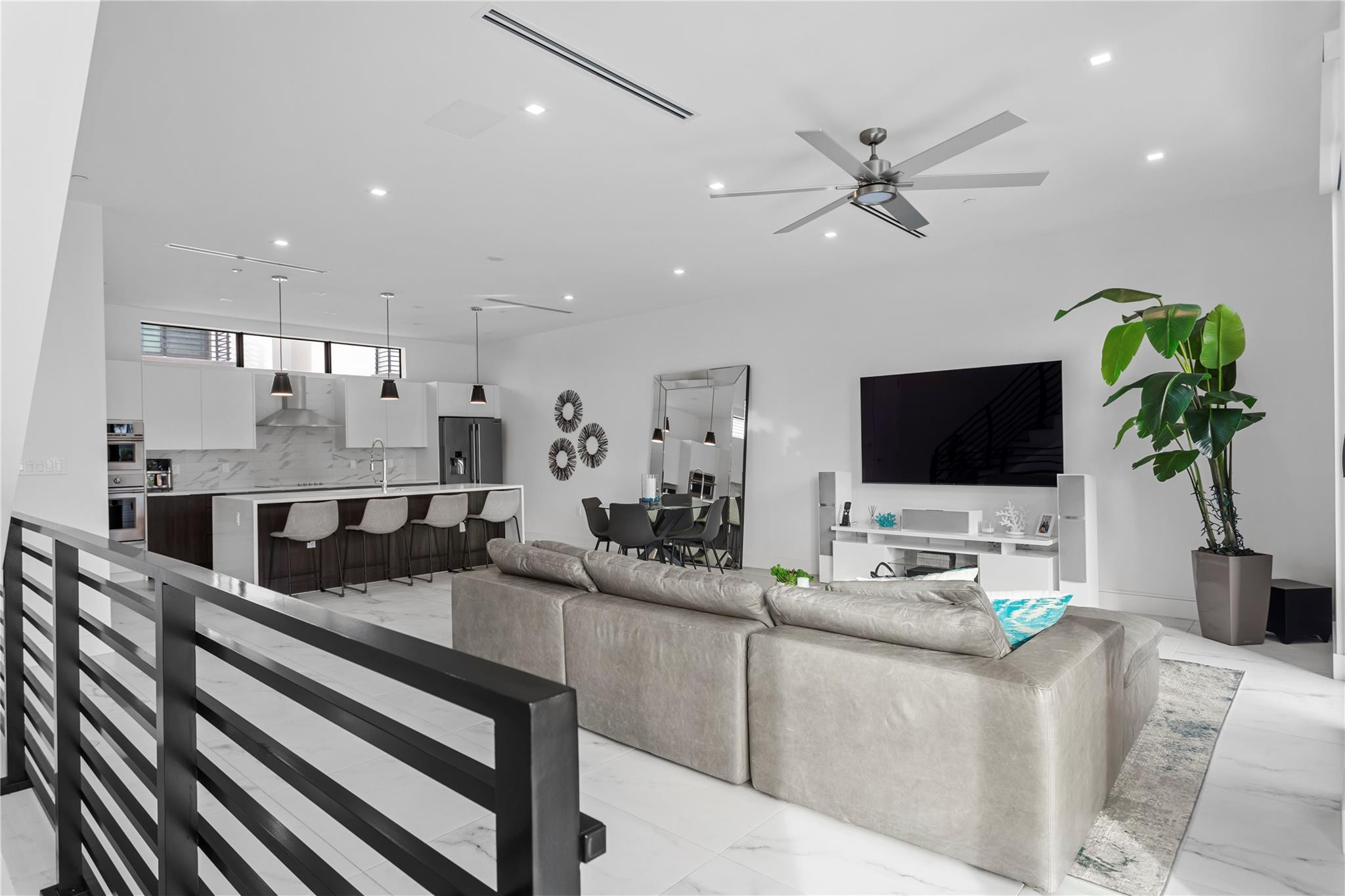 1044 N Victoria Park Rd