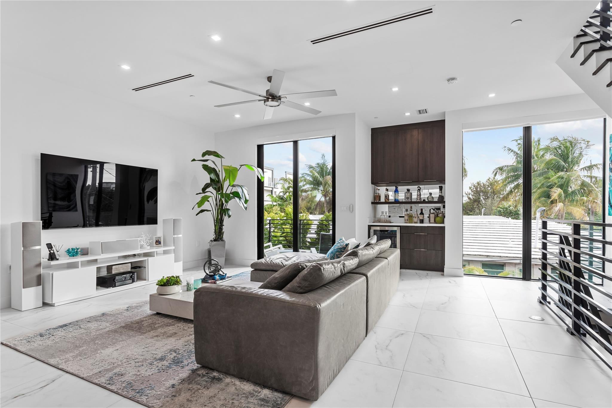 1044 N Victoria Park Rd