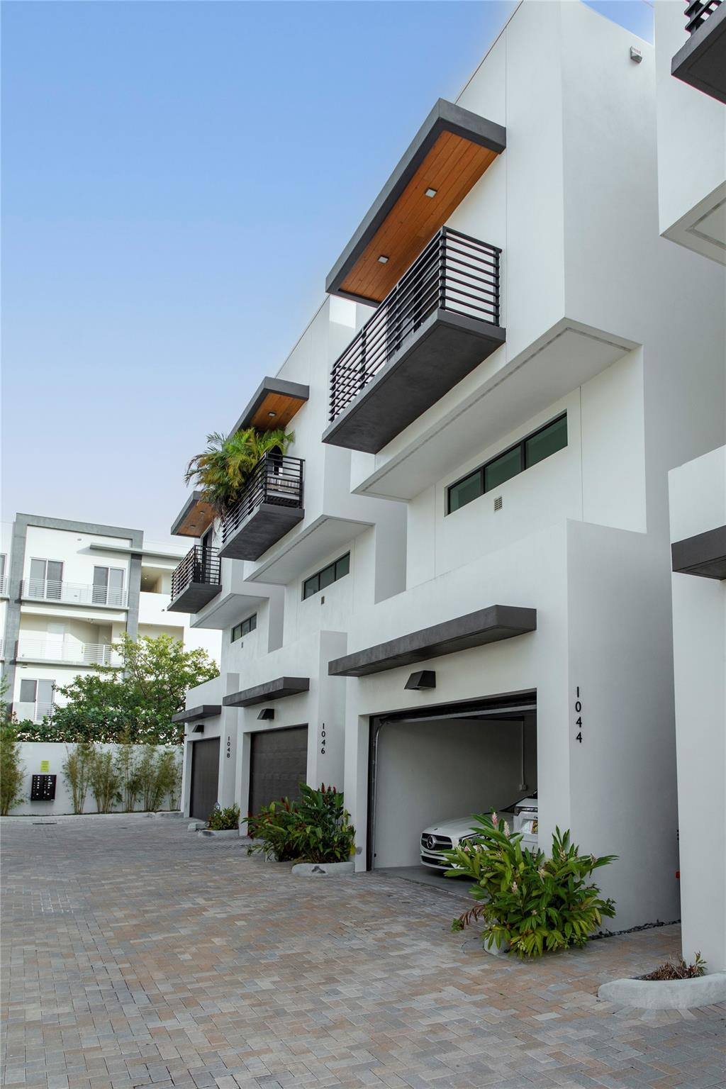 1044 N Victoria Park Rd