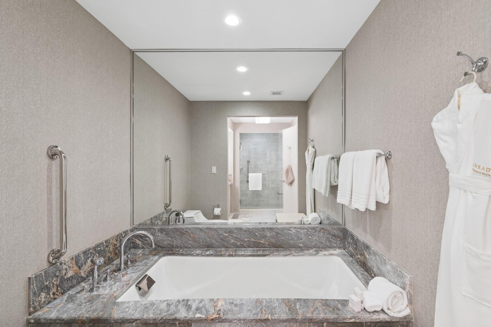 551 N Beach H906
