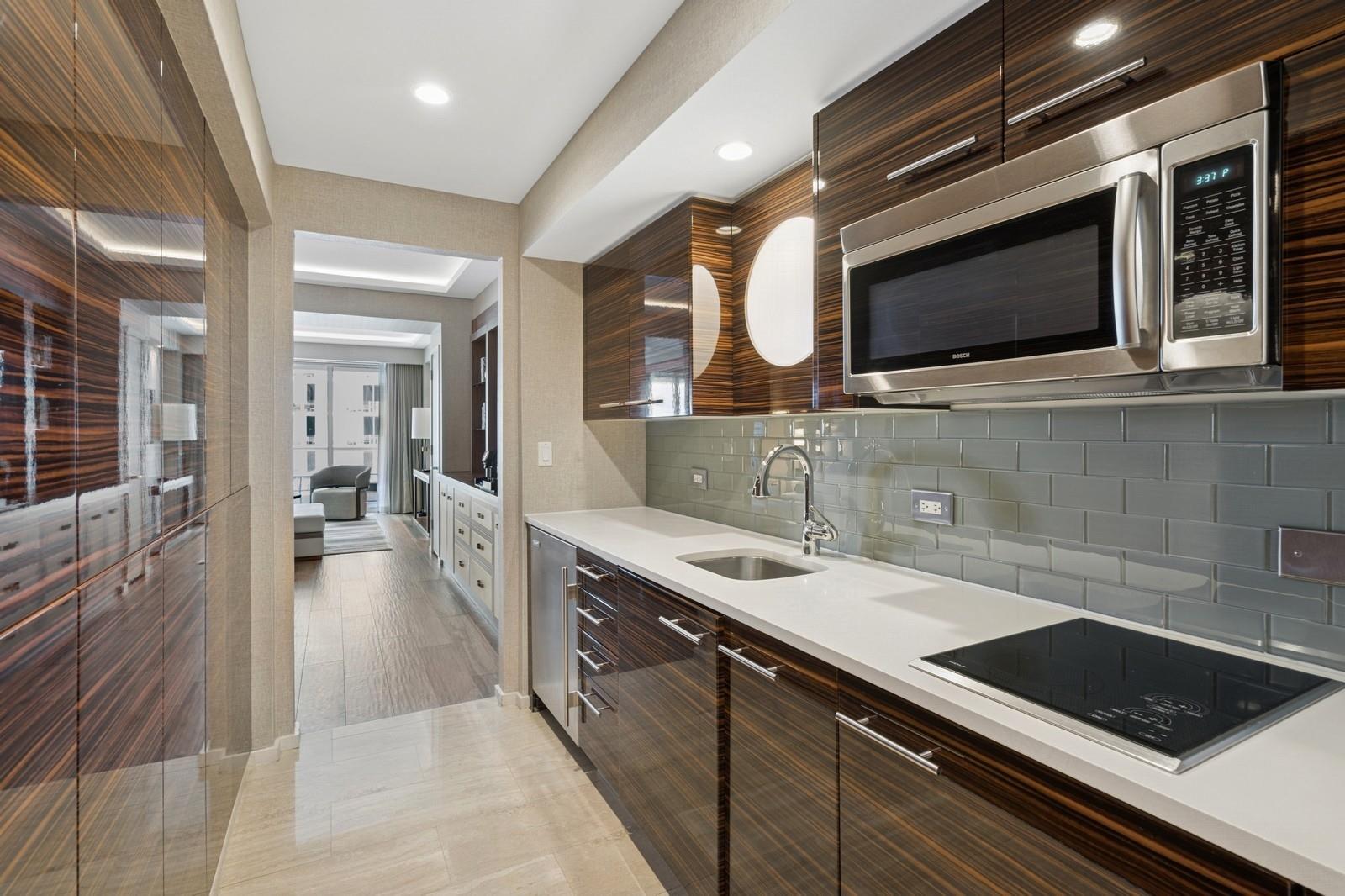 551 N Beach H906