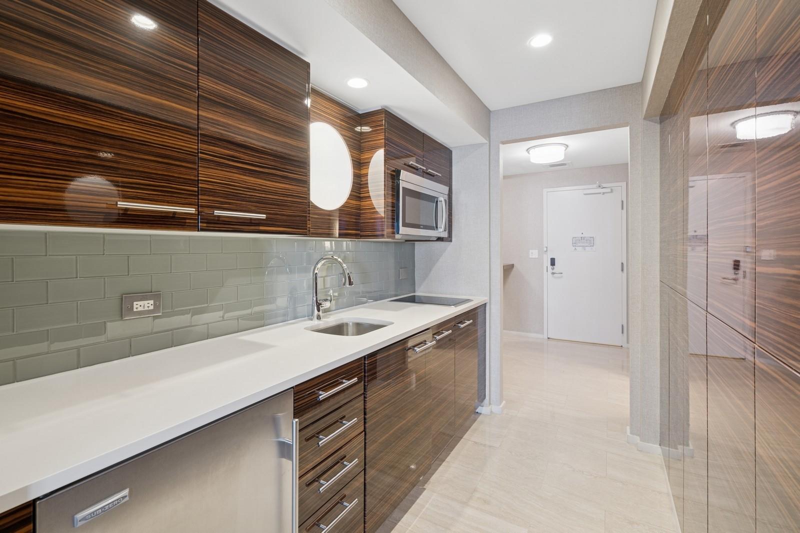 551 N Beach H906