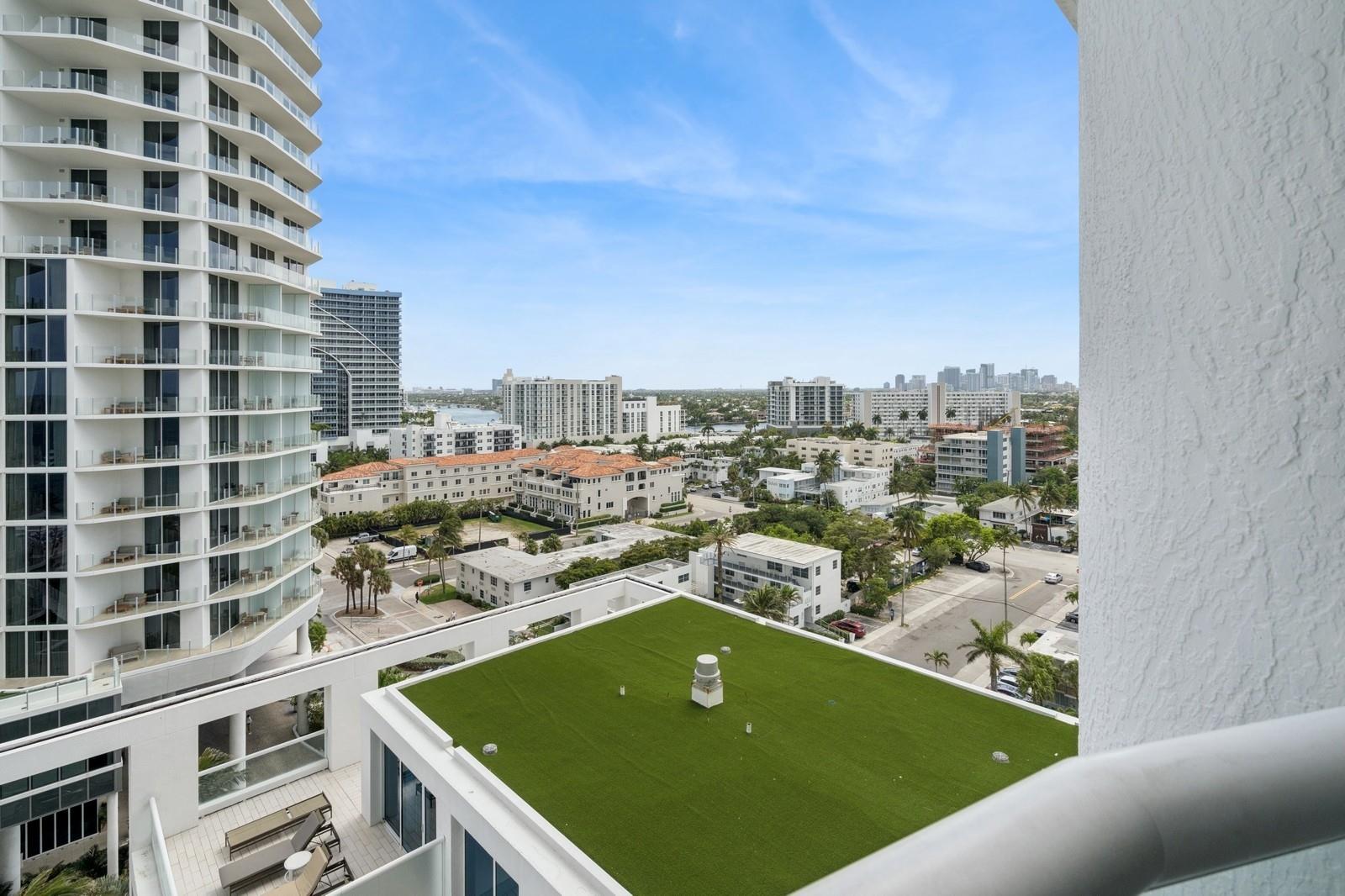 551 N Beach H906