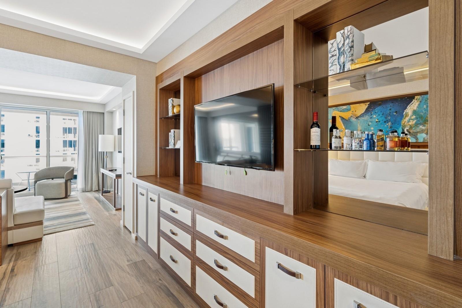 551 N Beach H906