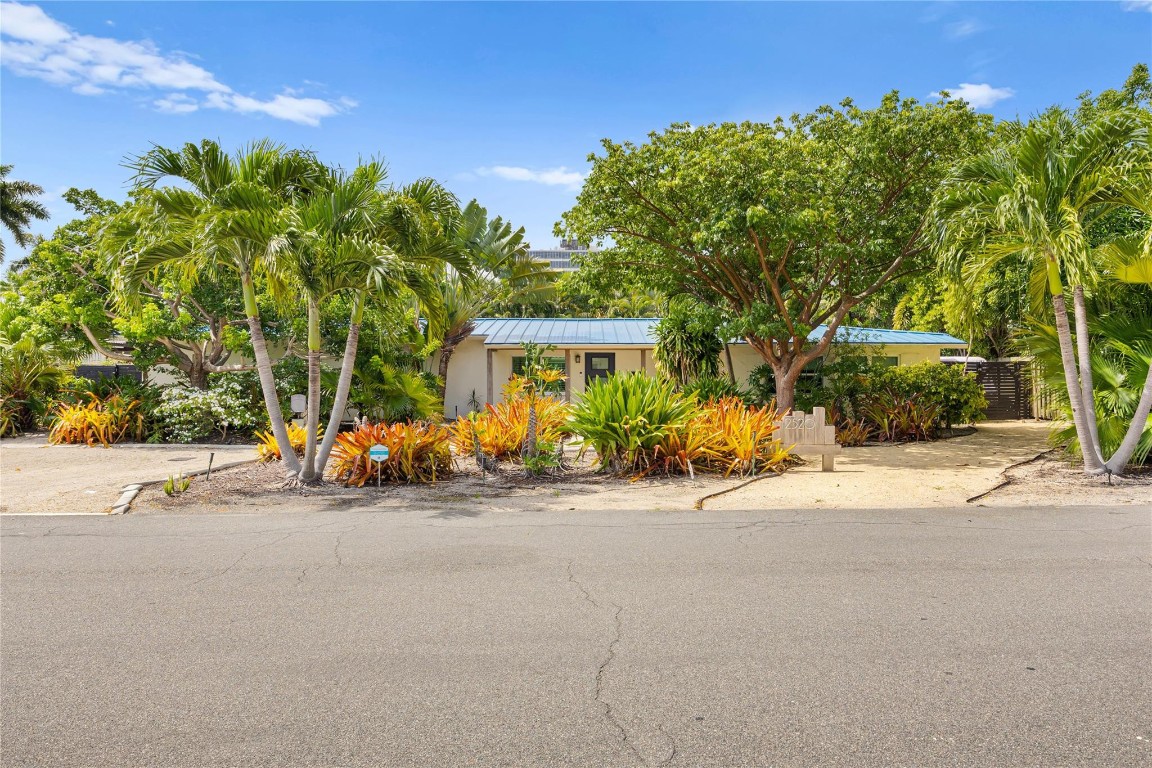 2520 Yacht Club Blvd