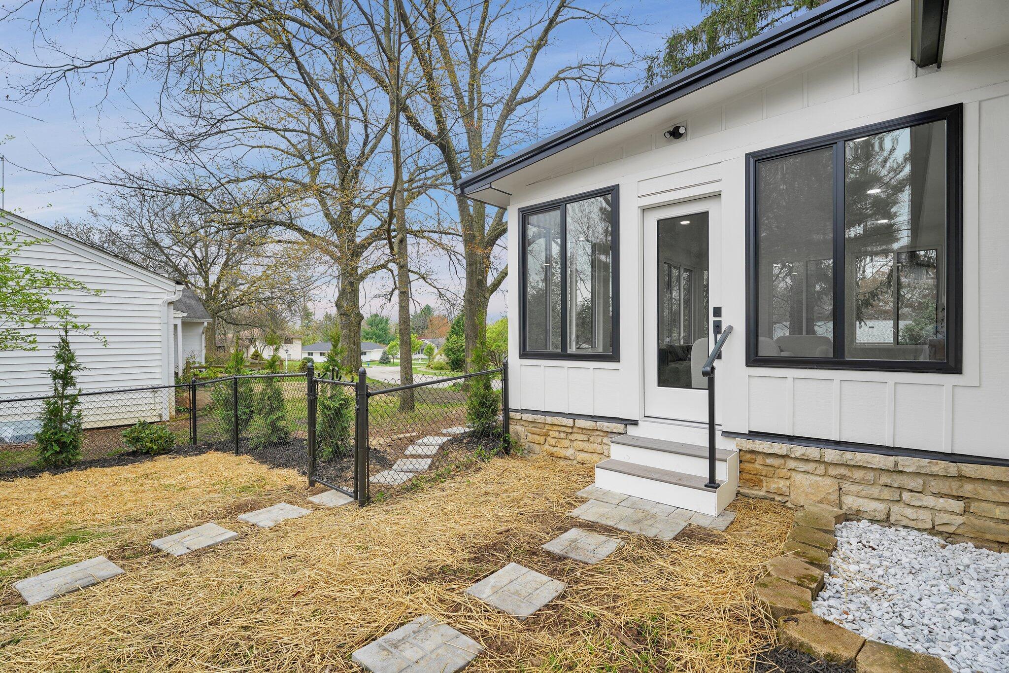 163 W New England Avenue